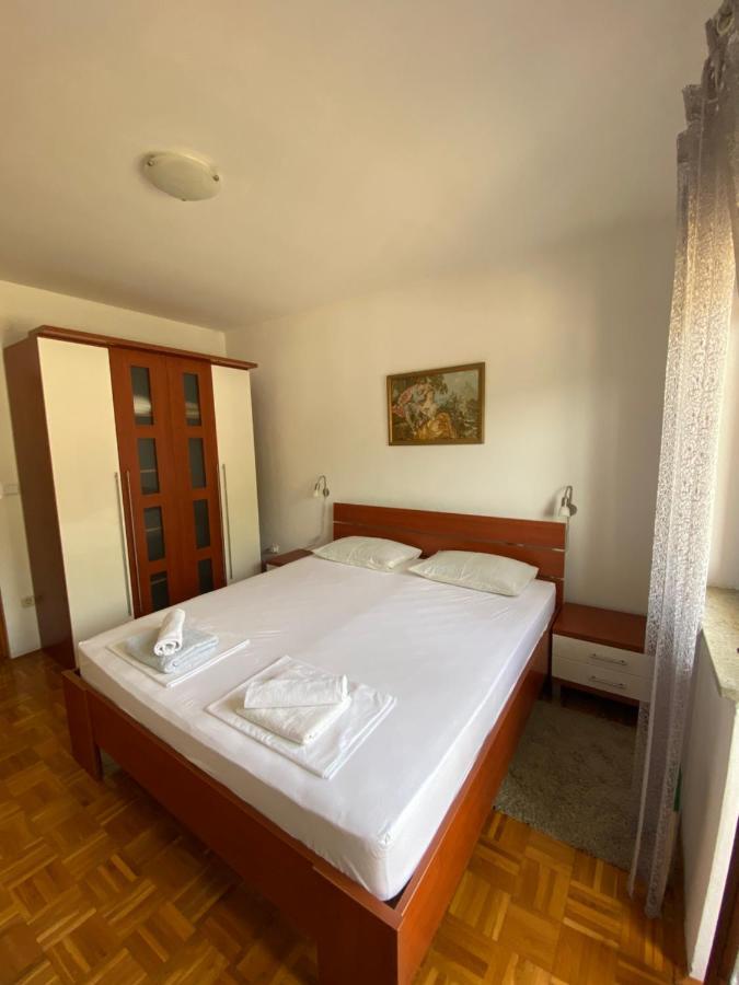 Apartments Irina Рованиска Екстериор снимка