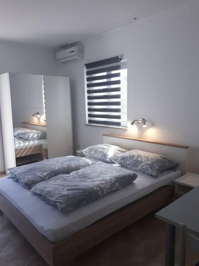 Apartments Irina Рованиска Екстериор снимка